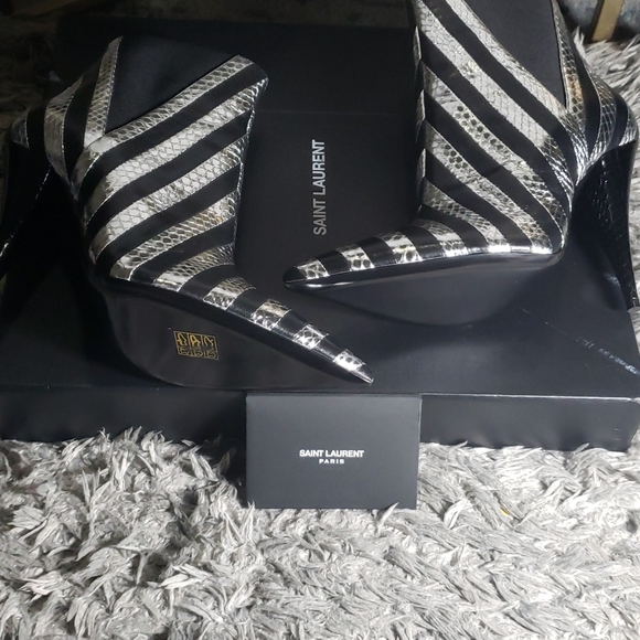 Saint Laurent Chealse Boots - Picture 4 of 4